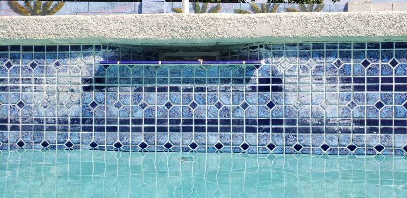 Dirty Edges And Tiles Of A Swimming Pool Boundary